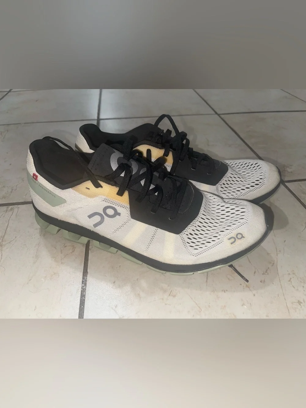 Women’s On Cloudflash / Size 10